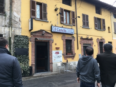 レストランの前